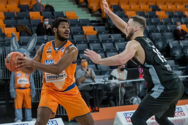 残阵英博打出“大连精神”，梭鱼湾破足协杯上座纪录